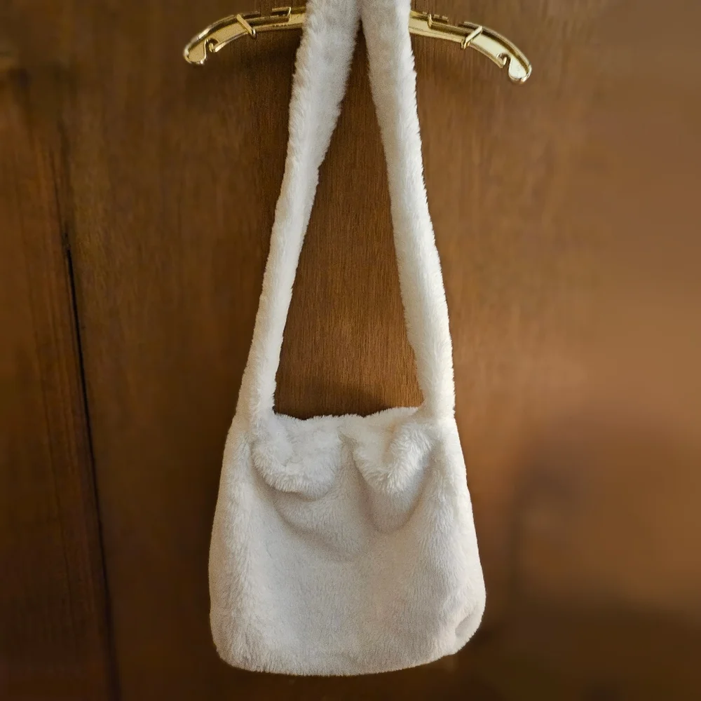 Forever 21 plush white over the shoulder tote bag with magnetic closure snap - Picture 4 of 8